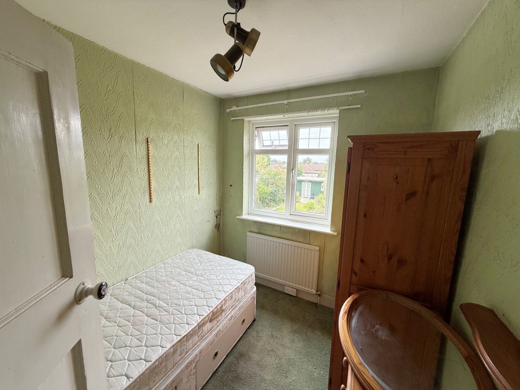 Lot: 90 - SEMI-DETACHED HOUSE FOR IMPROVEMENT - Bedroom three with window to rear